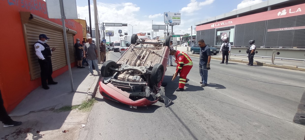 Provoca Choque Y Volcadura Al Pasarse El Rojo En La Tecnol Gico Omnia