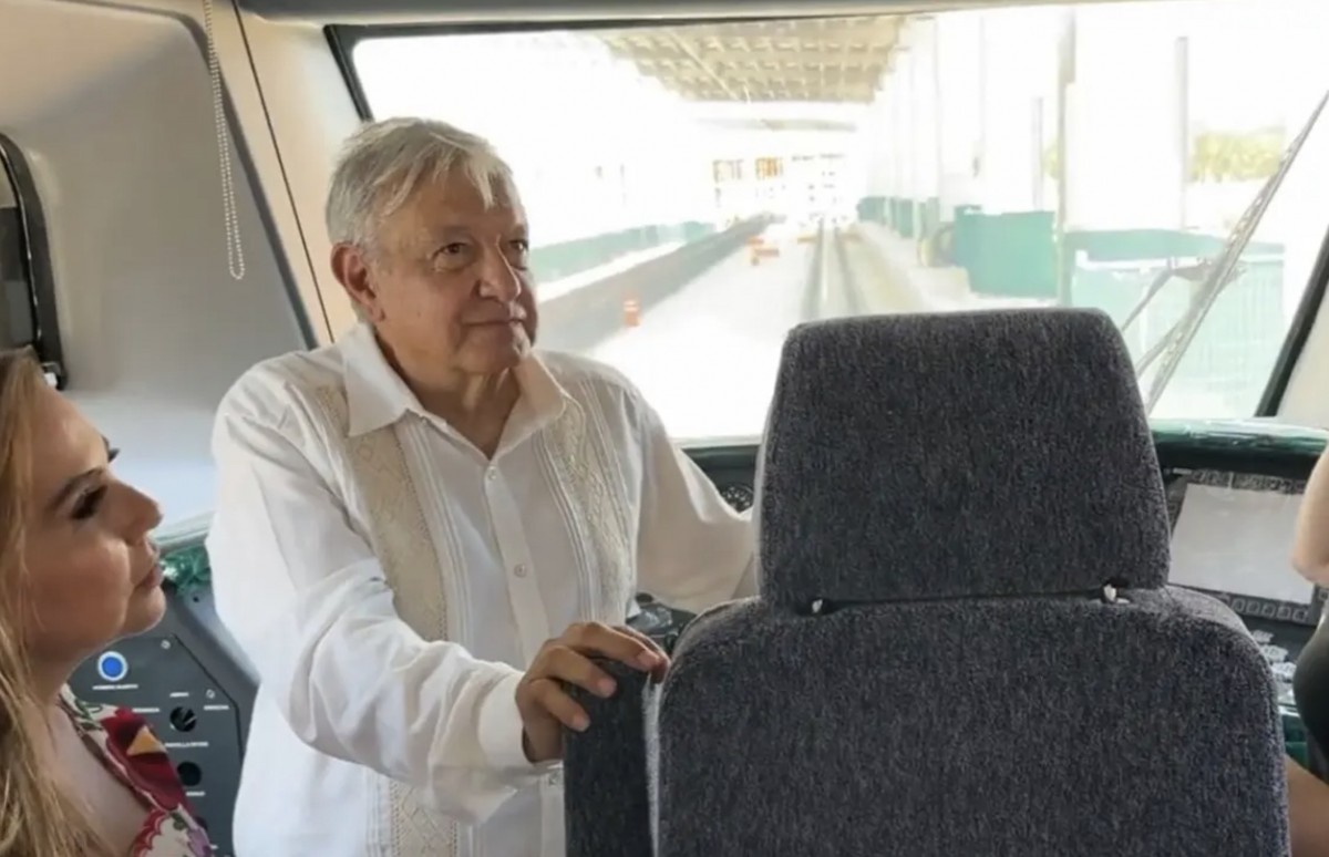 AMLO aborda el primer vagón terminado del Tren Maya Omnia