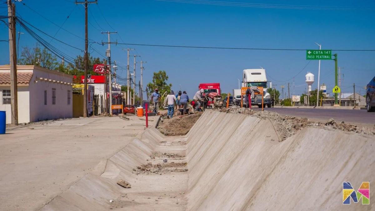 Trabajan en Meoqui en la construcción del dren pluvial de Calle