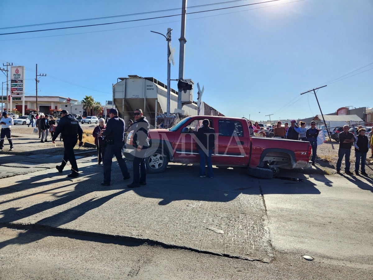 Camioneta Intenta Ganarle Al Tren En La Vialidad CH P Hay Una Persona