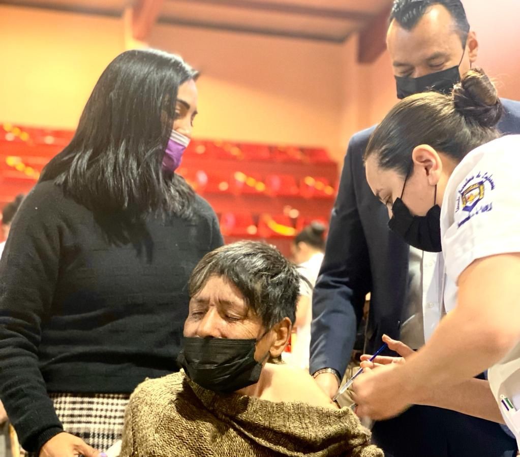 The First Lady of Parral, Chihuahua, obtains a vaccine for homeless people