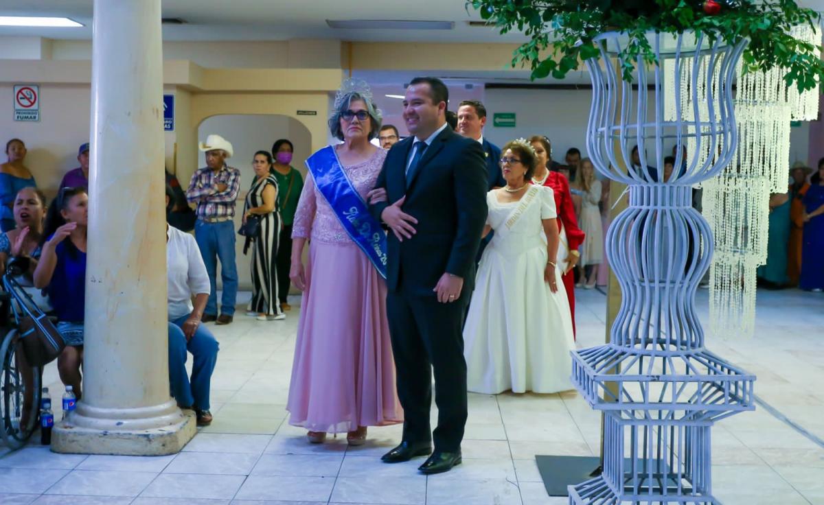 Corona DIF Municipal de Delicias a tres reinas por el Día de Abuelo | Omnia