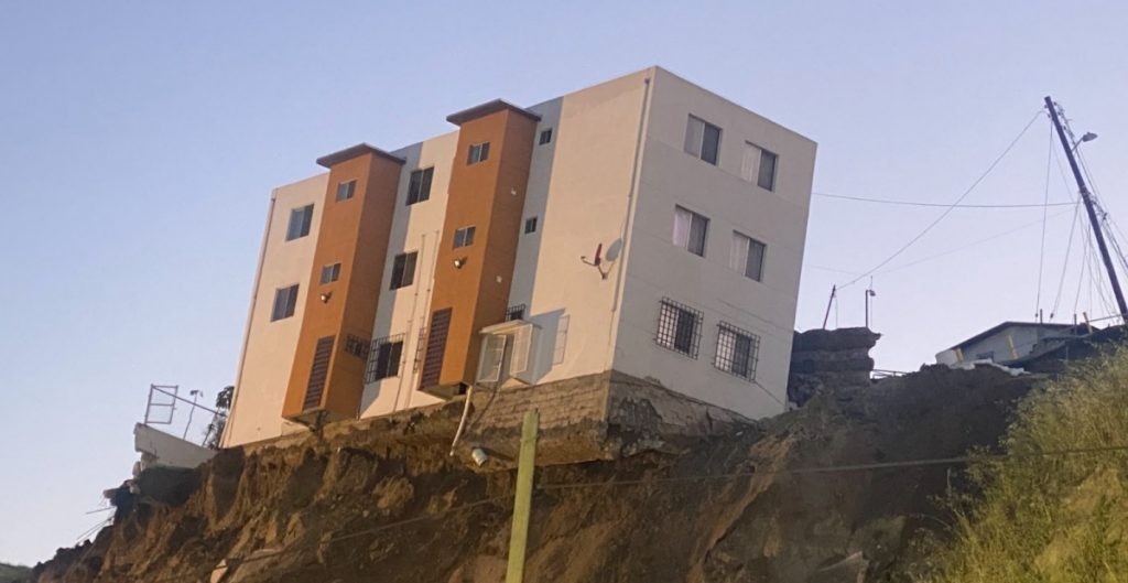 Colapsa edificio de un fraccionamiento en Tijuana | Omnia