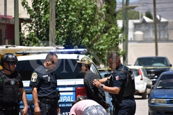 Amenaza sujeto con quitarse la vida tras reñir con su esposa y tomar de rehén a menor; lo aseguran