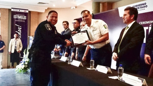 Entrega SSPE estímulos a policías destacados en Ciudad Juárez