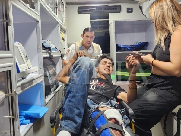 Motociclista pierde el control e impacta en muro de la Teófilo Borunda; resulta lesionado