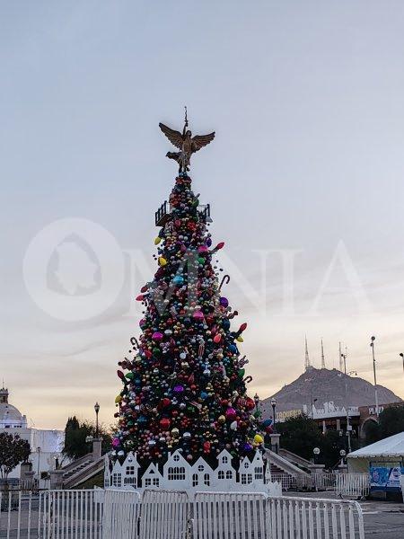 Amanecen cerradas calles del centro por encendido del árbol navideño