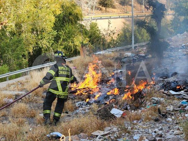 Sofocan Bomberos incendio en terreno baldío