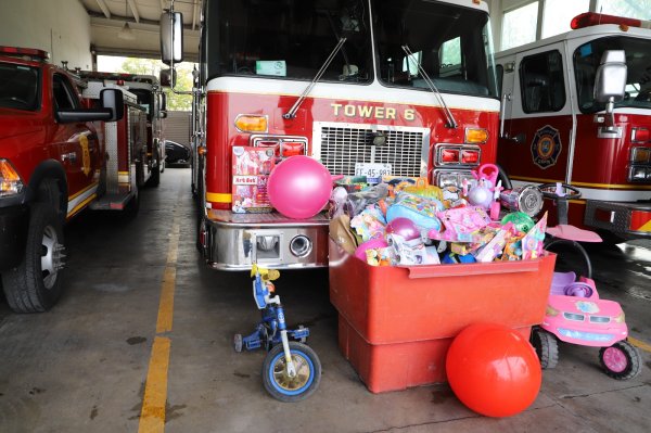 Invita bomberos a participar en la colecta de juguetes “BOMBEROTÓN” en favor de niñas y niños