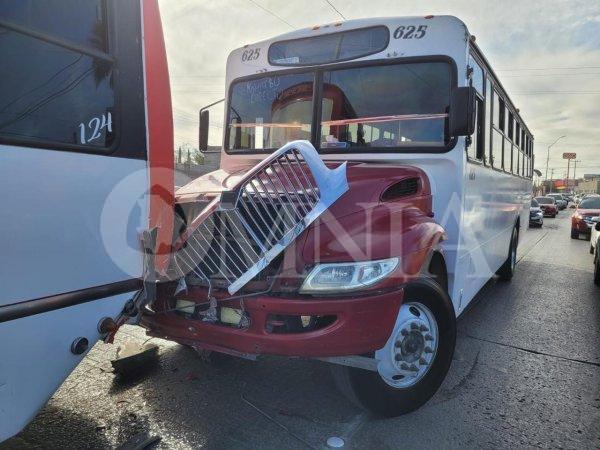 Ocho lesionados tras choque-alcance entre urbanos en la colonia Villa Juárez