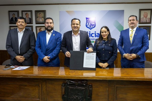 Jesús Valenciano firma convenio con la CMIC para fortalecer programas del DIF