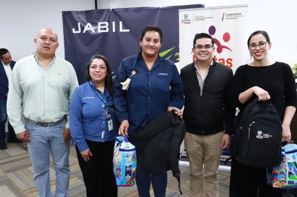 Encabeza Rafael Loera entrega de apoyos a mujeres trabajadoras de la maquiladora Jabil