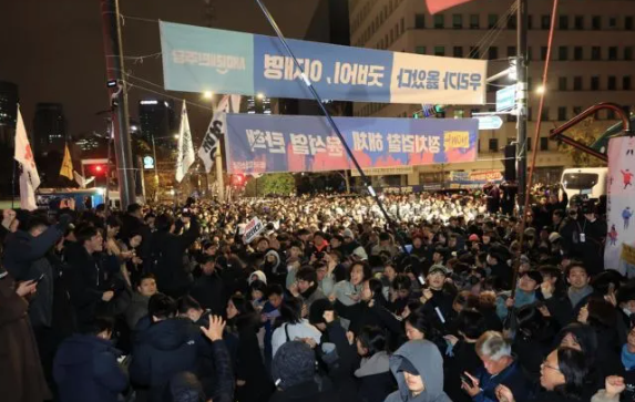 Miles de personas protestan contra la ley marcial en Corea del Sur