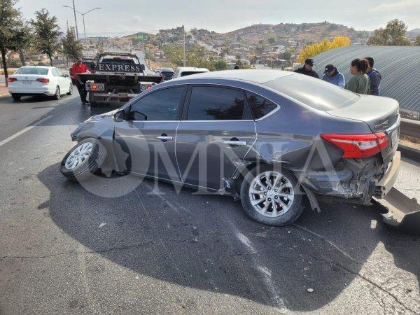 Trasladan a conductora al hospital tras fuerte percance vial en la Pacheco