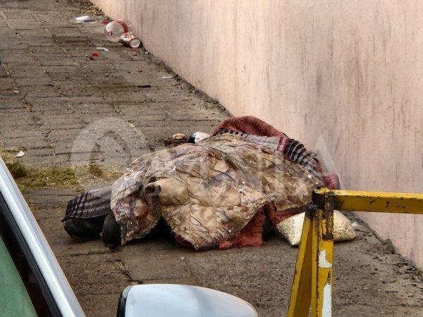 Fallece indigente sobre la banqueta, a un costado del Hospital Morelos