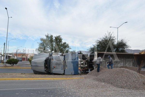 Vuelca tráiler con grava al norte de la ciudad