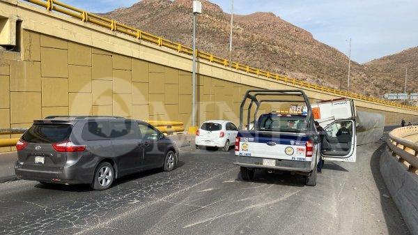 Vuelca tráiler a la altura del puente del Lombardo Toledano; sólo daños