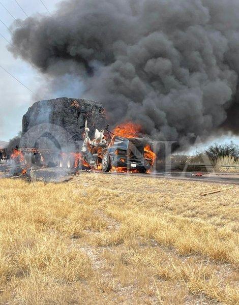 Fuego consume tráiler con pastura en la corta a Parral