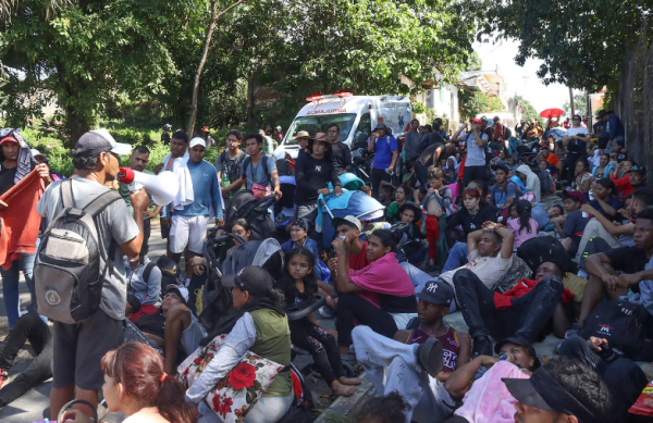 Calor extremo y bloqueos pausan recorrido de la caravana migrante