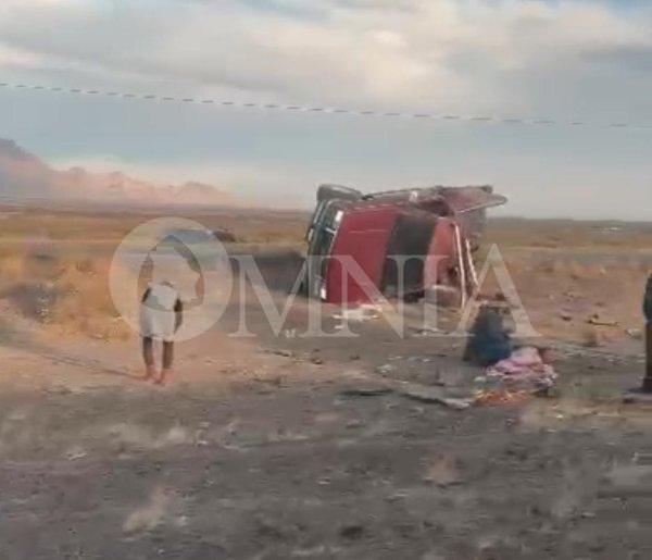 Vuelca pick up en la carretera Juárez