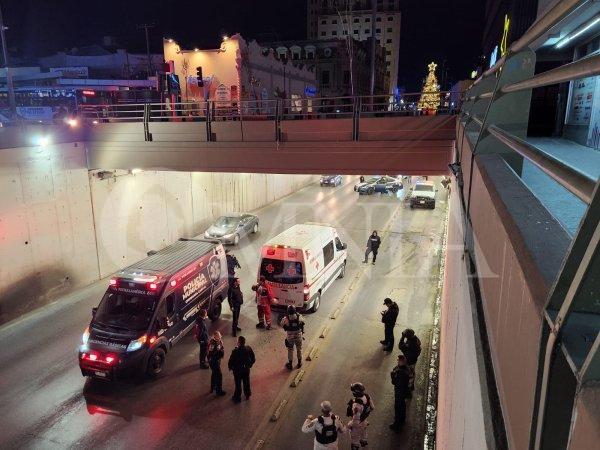 Joven se avienta al vació del túnel de la Independencia, resulta con lesiones