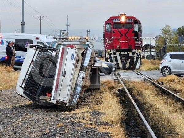 Vuelca pick-up tras ser impactada por el tren en la vialidad Chepe