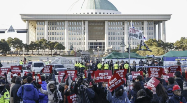 Líder del partido gobernante en Corea del Sur apoya suspender poderes al presidente tras ley marcial