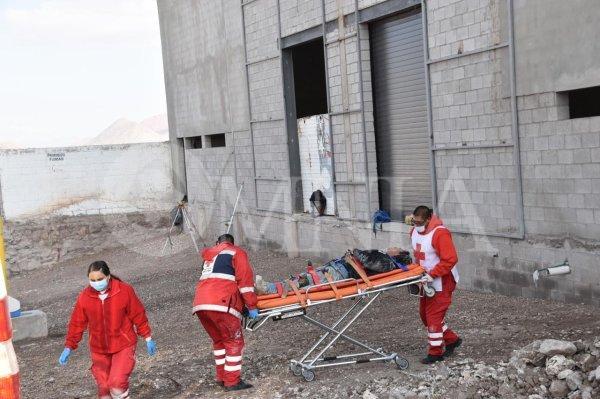 Hombre cae de construcción, lo trasladan al hospital