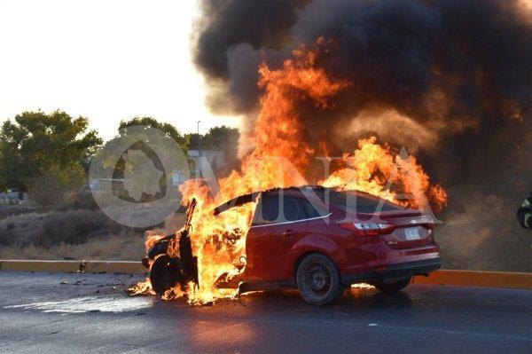 Se incendia automóvil sobre la vialidad Sacramento, no hay heridos