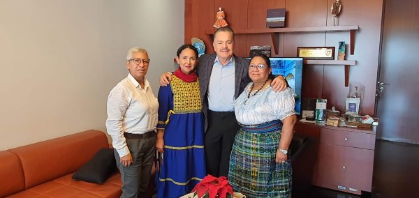 Impulsa Mario Vázquez acuerdos con fundaciones Rigoberta Menchú y Gandhi Mandela en pro de pueblos indígenas