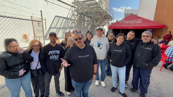 Miembros de la Iglesia AVA apoyan a personas en situacion de calle con alimentos, cortes de cabello y ropa