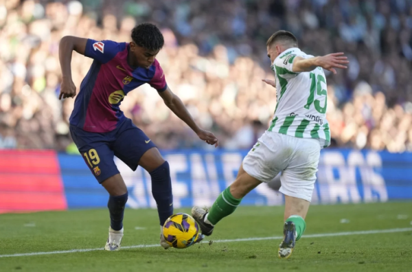 Flick es expulsado por protestar un penalti en el empate del Barcelona 2-2 ante el Betis