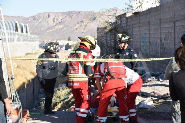 Rescatan a hombre que cayó a un canal en Villas del Real