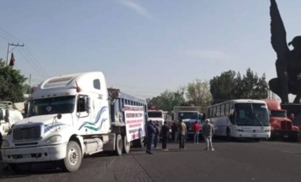 Transportistas del Tren Maya bloquean carreteras de CDMX a Pachuca y Querétaro por incumplimiento de pago