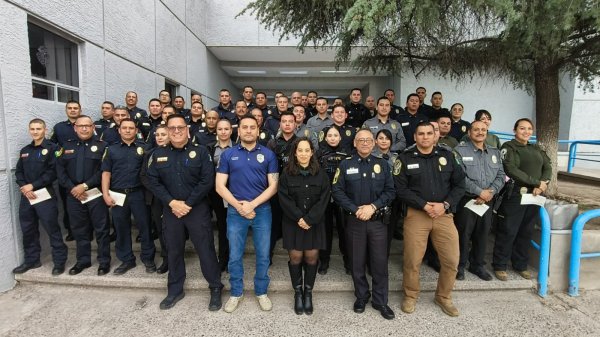 Premian labor de 50 policías y bomberos con bonos de alto impacto