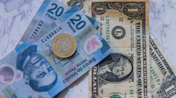 Peso mexicano retrocede ante apuestas de recortes de tasas de interés