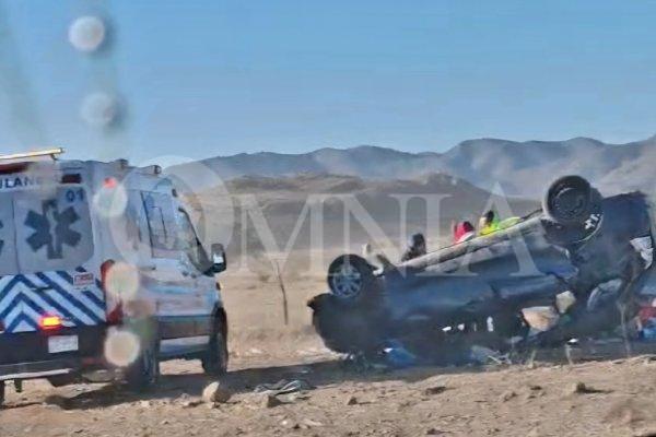 Fuerte volcadura en carretera a Juárez deja varios lesionados