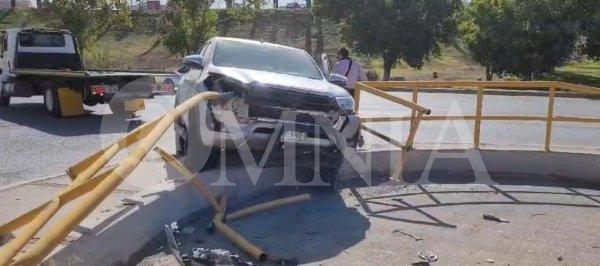 Pierde el control del volante y choca contra barandal de contención en La Cantera