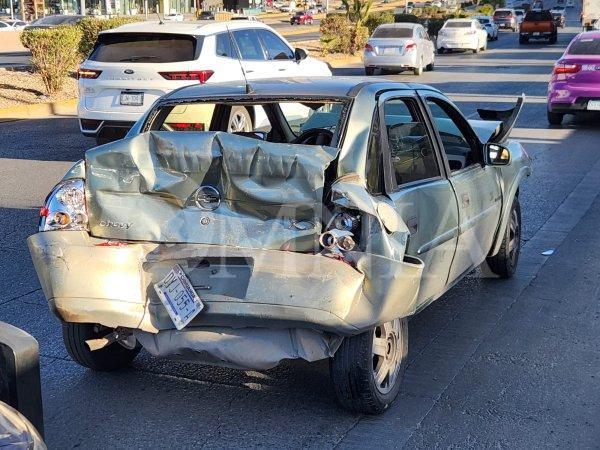 Fuerte accidente automovilístico en el Periférico de la Juventud deja a dos menores heridos