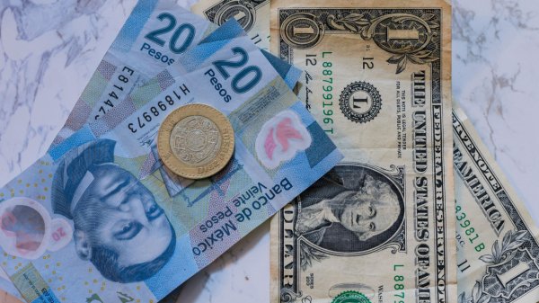 Peso mexicano avanza en espera de inflación de EU