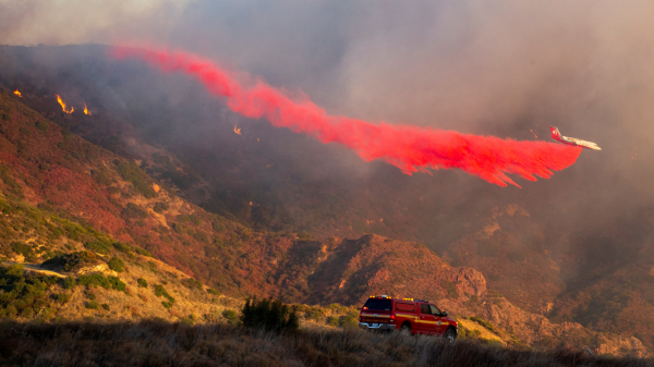 Feroz incendio forestal en Malibú obliga la evacuación de miles de personas y celebridades