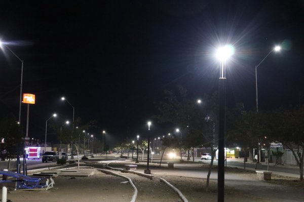 Moderniza Municipio alumbrado a LED en camellón central de calle Río Atuel en Vistas del Norte