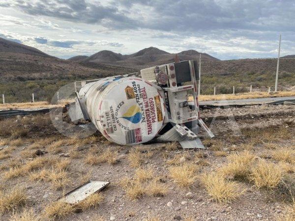 Vuelca pipa con diésel en carretera a Delicias; conductor lesionado