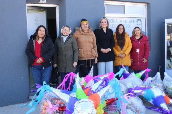 Lleva Yesenia Reyes alegría navideña a escuelas de la región noroeste