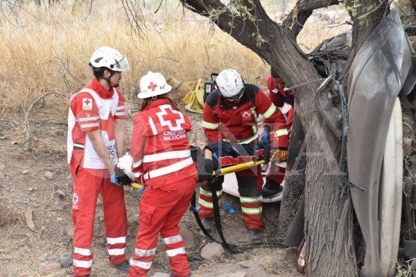 Hospitalizan a dos estudiantes tras volcar en la carretera Chihuahua-Aldama