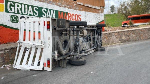 Vuelca pick-up en el trébol de la Teófilo Borunda y Ocampo