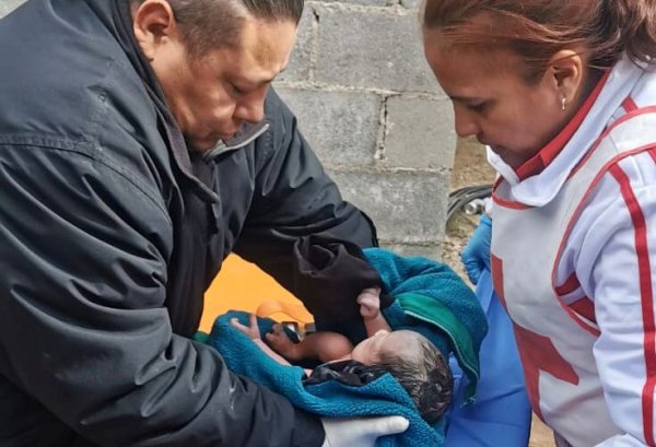 Policías municipales paramédicos, auxilian a mujer a dar a luz en su domicilio