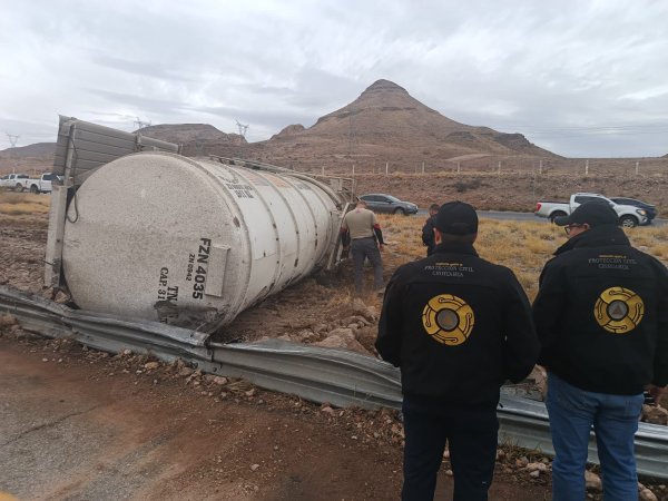 Protección Civil Municipal en conjunto con Bomberos realizan labores de prevención y rescate tras volcadura de camión con Diesel