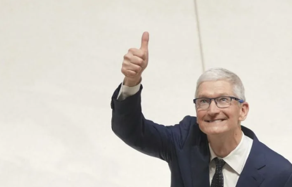 Sigue el desfile de directivos de empresas tecnológicas ante Trump: ahora fue el turno de Tim Cook, director de Apple