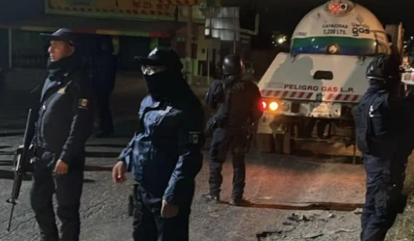 Bloquean vías en Chiapas en reacción a operativo de grupo élite de seguridad